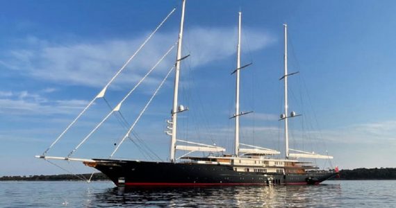 Why the Jeff Bezos yacht is popular?